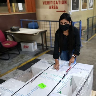 妇女卸载口蹄疫疫苗,以帮助遏制罗德里格斯岛的口蹄疫爆发
