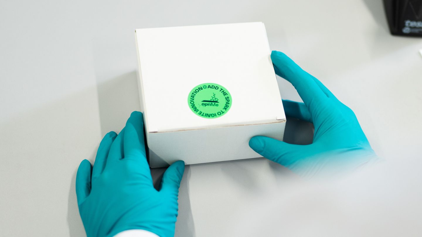 在準備寄出時，一個 opnMe 分子被放入貼有綠色 opnMe 標籤的白色盒子中